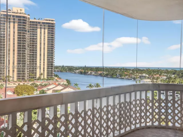 2-bedroom condo for sale in Aventura - 19355 Turnberry Way 8L - MondialRealty