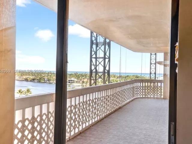 2-bedroom condo for sale in Aventura - 19355 Turnberry Way 8L - MondialRealty