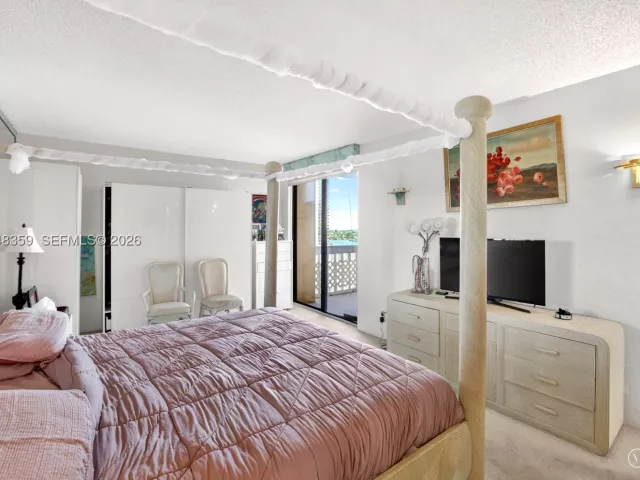 2-bedroom condo for sale in Aventura - 19355 Turnberry Way 8L - MondialRealty