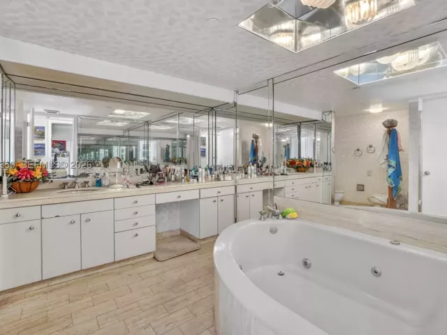 2-bedroom condo for sale in Aventura - 19355 Turnberry Way 8L - MondialRealty