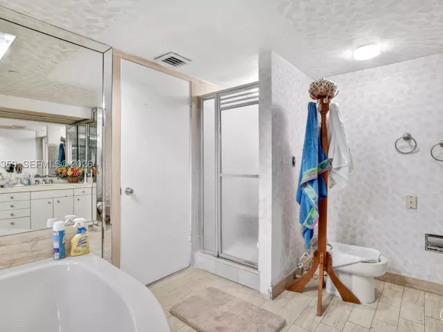 2-bedroom condo for sale in Aventura - 19355 Turnberry Way 8L - MondialRealty