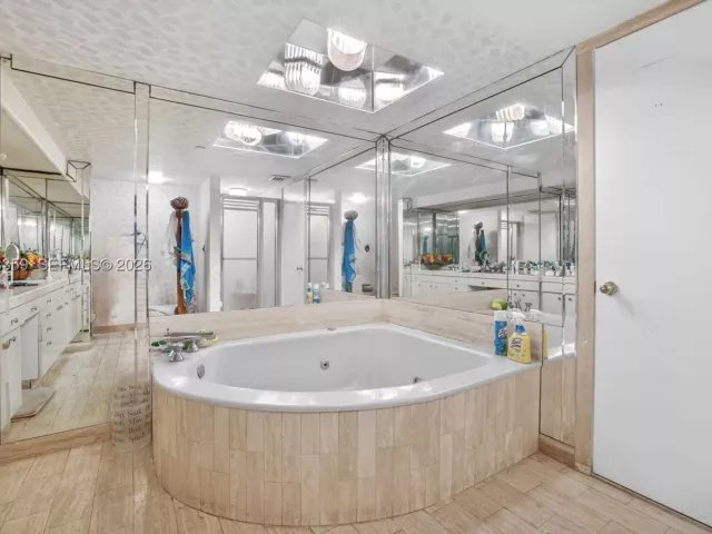 2-bedroom condo for sale in Aventura - 19355 Turnberry Way 8L - MondialRealty