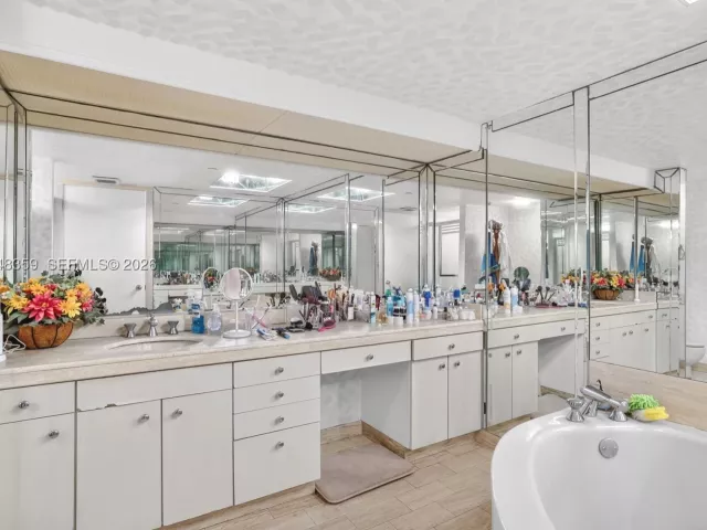 2-bedroom condo for sale in Aventura - 19355 Turnberry Way 8L - MondialRealty