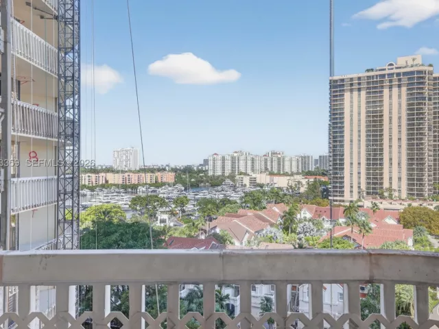 2-bedroom condo for sale in Aventura - 19355 Turnberry Way 8L - MondialRealty