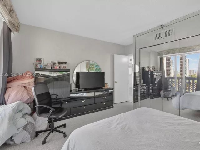 2-bedroom condo for sale in Aventura - 19355 Turnberry Way 8L - MondialRealty