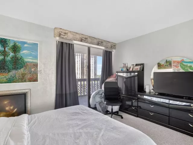 2-bedroom condo for sale in Aventura - 19355 Turnberry Way 8L - MondialRealty