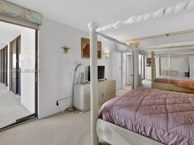 2-bedroom condo for sale in Aventura - 19355 Turnberry Way 8L - MondialRealty