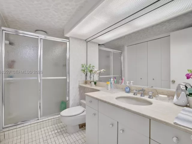 2-bedroom condo for sale in Aventura - 19355 Turnberry Way 8L - MondialRealty