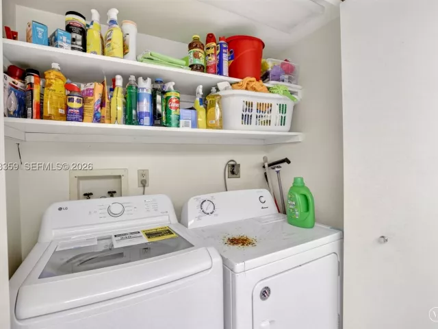 2-bedroom condo for sale in Aventura - 19355 Turnberry Way 8L - MondialRealty