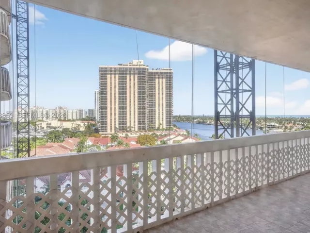 2-bedroom condo for sale in Aventura - 19355 Turnberry Way 8L - MondialRealty