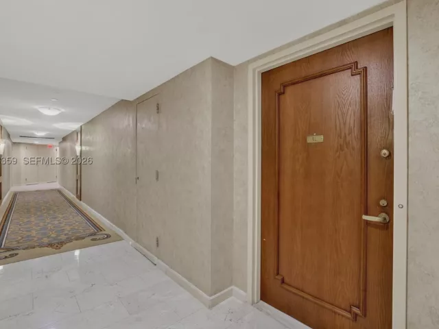 2-bedroom condo for sale in Aventura - 19355 Turnberry Way 8L - MondialRealty