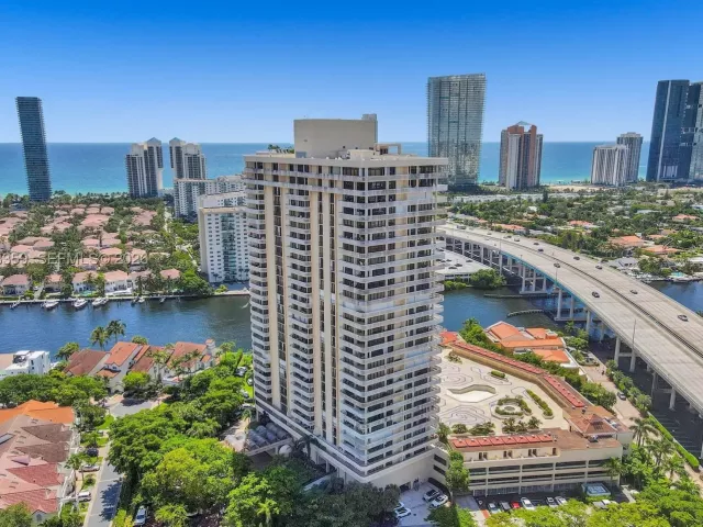 2-bedroom condo for sale in Aventura - 19355 Turnberry Way 8L - MondialRealty