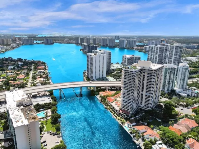 2-bedroom condo for sale in Aventura - 19355 Turnberry Way 8L - MondialRealty
