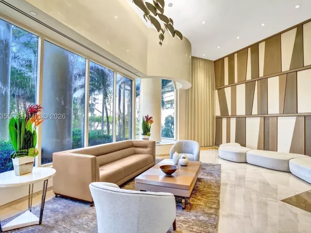 2-bedroom condo for sale in Aventura - 19355 Turnberry Way 8L - MondialRealty