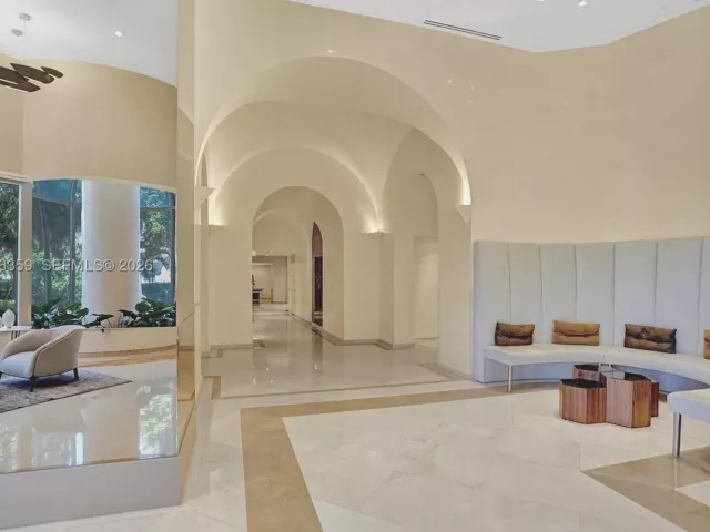 2-bedroom condo for sale in Aventura - 19355 Turnberry Way 8L - MondialRealty