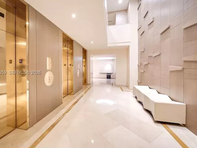 2-bedroom condo for sale in Aventura - 19355 Turnberry Way 8L - MondialRealty