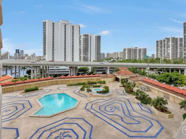 2-bedroom condo for sale in Aventura - 19355 Turnberry Way 8L - MondialRealty