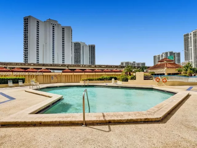 2-bedroom condo for sale in Aventura - 19355 Turnberry Way 8L - MondialRealty