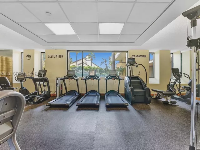 2-bedroom condo for sale in Aventura - 19355 Turnberry Way 8L - MondialRealty
