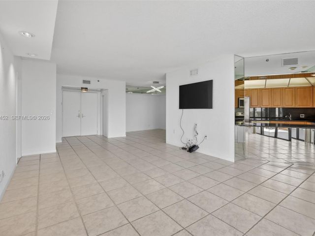 2-bedroom condo for sale in Aventura - 20281 E Country Club Dr 405 - MondialRealty