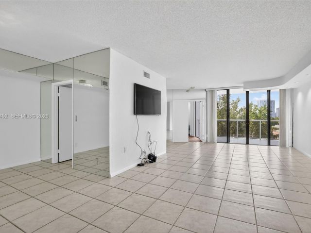 2-bedroom condo for sale in Aventura - 20281 E Country Club Dr 405 - MondialRealty