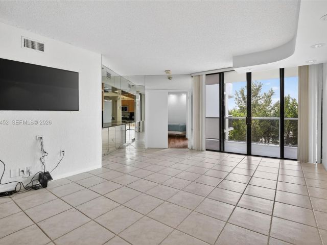 2-bedroom condo for sale in Aventura - 20281 E Country Club Dr 405 - MondialRealty