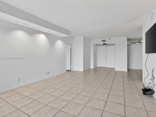 2-bedroom condo for sale in Aventura - 20281 E Country Club Dr 405 - MondialRealty