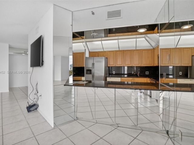 2-bedroom condo for sale in Aventura - 20281 E Country Club Dr 405 - MondialRealty