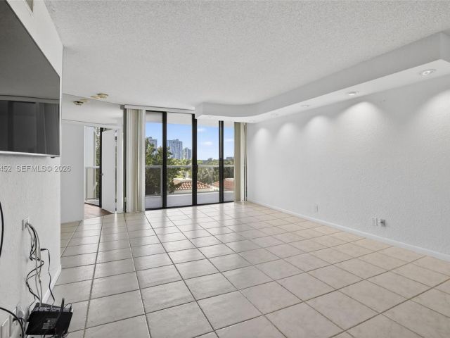 2-bedroom condo for sale in Aventura - 20281 E Country Club Dr 405 - MondialRealty