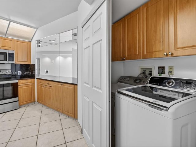 2-bedroom condo for sale in Aventura - 20281 E Country Club Dr 405 - MondialRealty