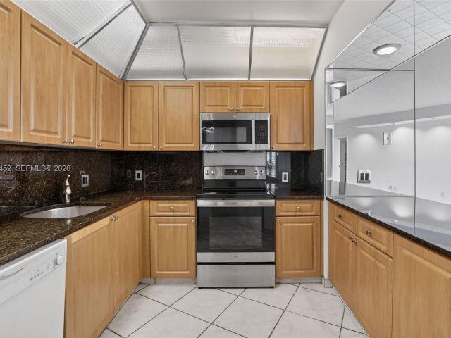 2-bedroom condo for sale in Aventura - 20281 E Country Club Dr 405 - MondialRealty