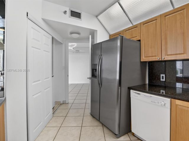 2-bedroom condo for sale in Aventura - 20281 E Country Club Dr 405 - MondialRealty