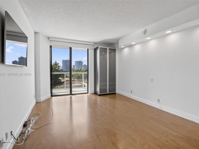 2-bedroom condo for sale in Aventura - 20281 E Country Club Dr 405 - MondialRealty