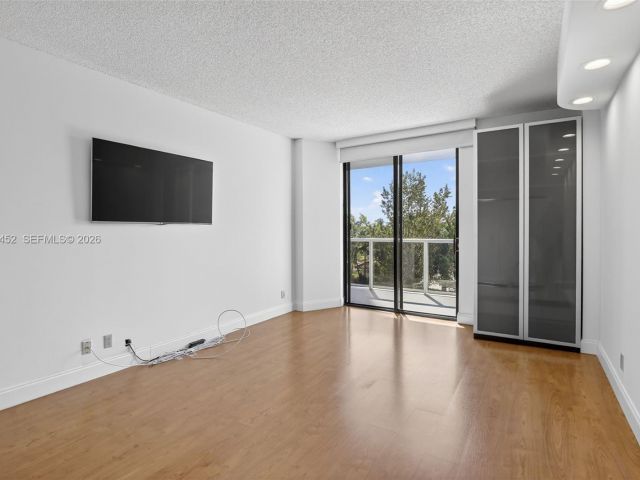 2-bedroom condo for sale in Aventura - 20281 E Country Club Dr 405 - MondialRealty