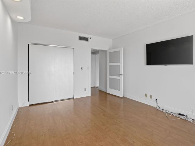 2-bedroom condo for sale in Aventura - 20281 E Country Club Dr 405 - MondialRealty