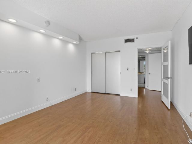 2-bedroom condo for sale in Aventura - 20281 E Country Club Dr 405 - MondialRealty