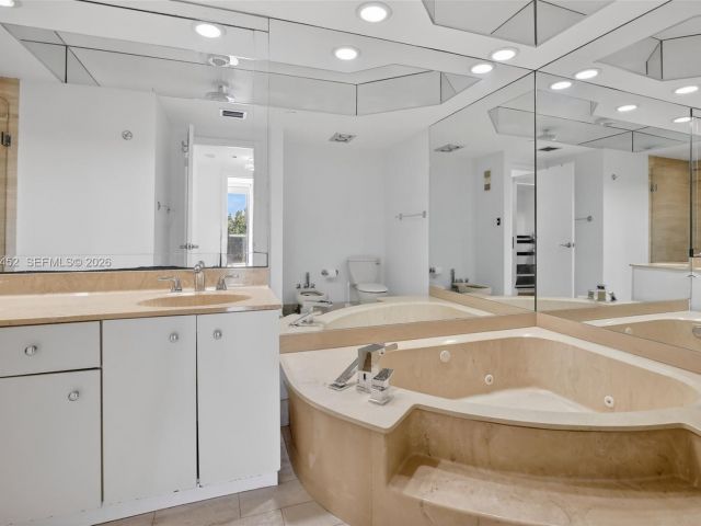 2-bedroom condo for sale in Aventura - 20281 E Country Club Dr 405 - MondialRealty