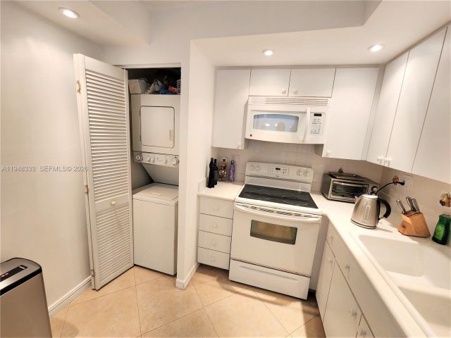 2-bedroom condo for rent in Sunny Isles Beach - 290 174th St 1607 - MondialRealty