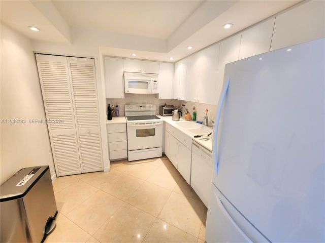 2-bedroom condo for rent in Sunny Isles Beach - 290 174th St 1607 - MondialRealty