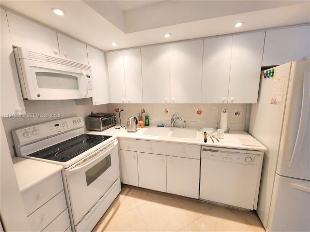 2-bedroom condo for rent in Sunny Isles Beach - 290 174th St 1607 - MondialRealty