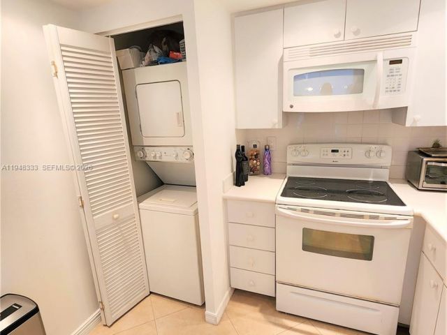 2-bedroom condo for rent in Sunny Isles Beach - 290 174th St 1607 - MondialRealty
