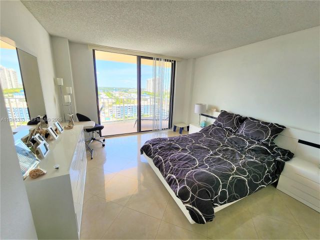 2-bedroom condo for rent in Sunny Isles Beach - 290 174th St 1607 - MondialRealty