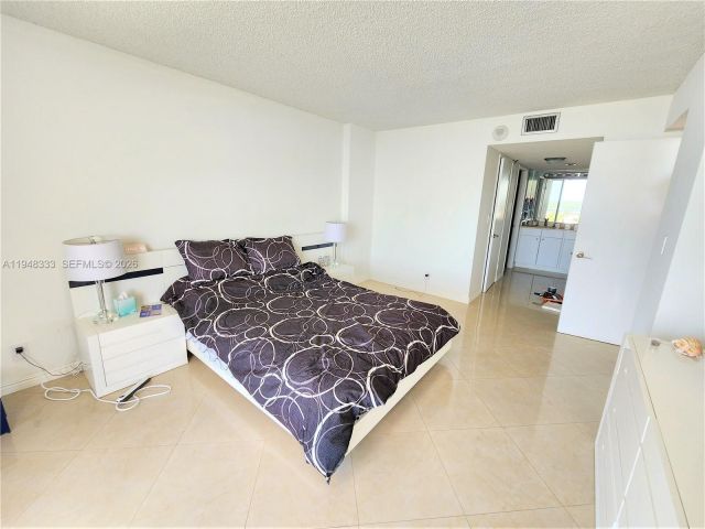 2-bedroom condo for rent in Sunny Isles Beach - 290 174th St 1607 - MondialRealty