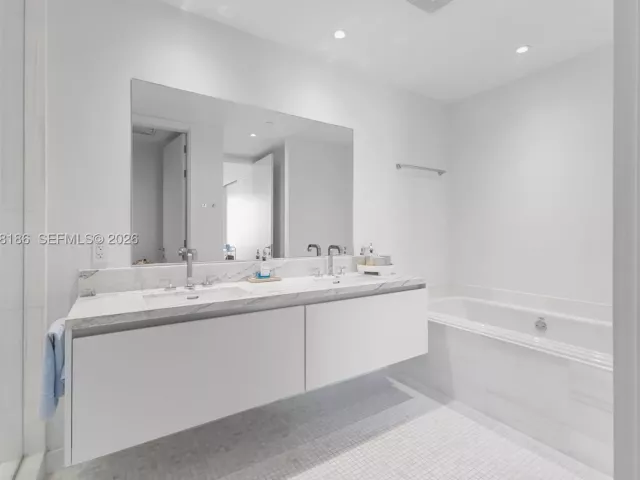 3-bedroom condo for sale in Miami - 700 NE 26th Ter 4701 - MondialRealty