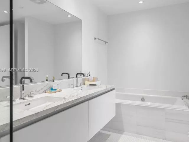 3-bedroom condo for sale in Miami - 700 NE 26th Ter 4701 - MondialRealty