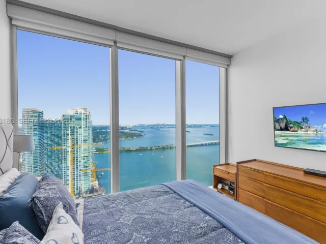 3-bedroom condo for sale in Miami - 700 NE 26th Ter 4701 - MondialRealty