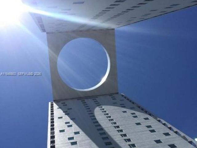 1-bedroom condo for rent in Miami - 500 Brickell Ave 1704 - MondialRealty