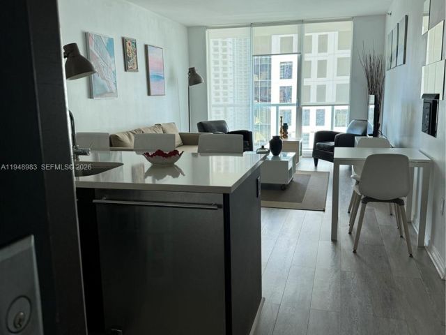 1-bedroom condo for rent in Miami - 500 Brickell Ave 1704 - MondialRealty