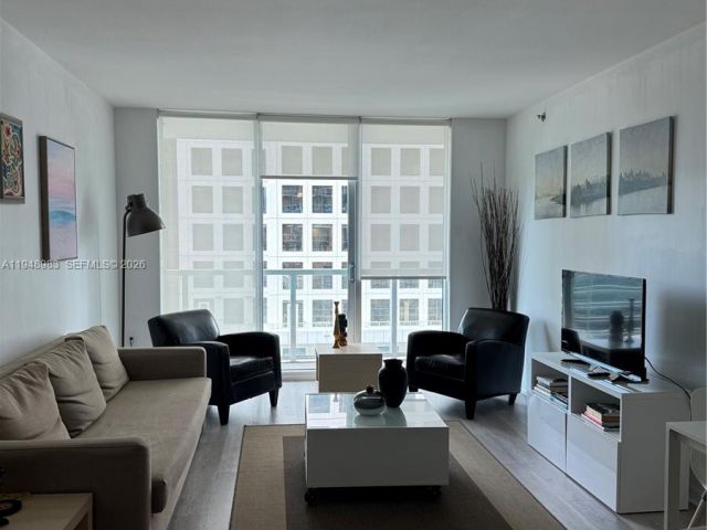 1-bedroom condo for rent in Miami - 500 Brickell Ave 1704 - MondialRealty