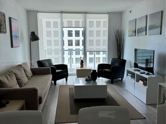 1-bedroom condo for rent in Miami - 500 Brickell Ave 1704 - MondialRealty